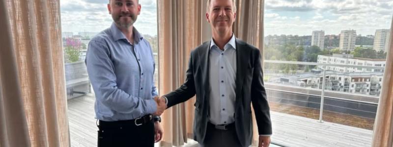 Här ser vi Johan Dagertun, Peab och Lars Gutenwik, vår CFO, som precis undertecknat avtalet. Foto: ONE Nordic