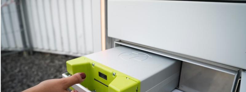 Illustration över landskap med vindkraft och tåg. Illustration av: Public domain vectors  / Unsplash