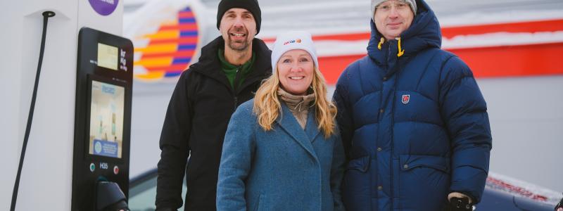Ulrik Dahlgren, Kommunstyrelsens ordförande tillsammans med Karin Eriksson, vd OKQ8 och Joachim Nordin, vd Skellefteå Kraft. Foto: Tilda Olofsgård