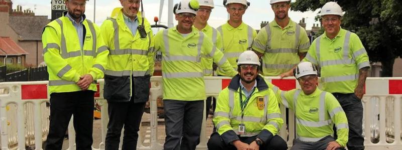 Nöjda skottar. Byggandet av vätgasnätverket har möjliggjorts tack vare professionella insatser från SGN-teamet och deras entreprenör SMART Utilities. Den första fasen av projektet har avslutats enligt plan, och nästa steg blir att ansluta hushåll till det nya nätverket när produktions- och lagringsanläggningen står klar nästa år. Foto: SGN
