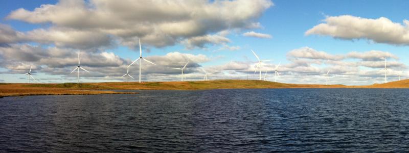 Panoramavy över skotska vindkraftsparken Whitelee med Lochgoin-reservoaren i förgrunden. Foto: Wikipedia Common. Kredit: Bjmullan