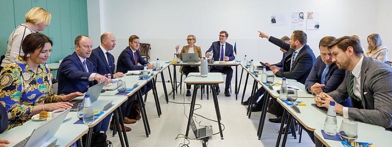 Meddelandet lämnades från en gymnasieskola i Narva, där Estlands regering sammanträdde nyligen. Foto: Estlands regering.