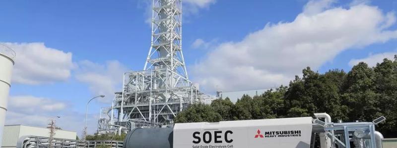 Mitsubishi Heavy Industries, Ltd. (MHI) har också påbörjat driften av en testmodul för Solid Oxide Electrolysis Cell (SOEC), en avancerad teknik för hög-effektiv vätgasproduktion. Testmodulen är placerad vid Takasago Hydrogen Park, belägen inom MHI:s Takasago Machinery Works i Takasago City, Hyogo-prefekturen i västra Japan. Foto: Mitsubishi Heavy Industries, Ltd. (MHI)
