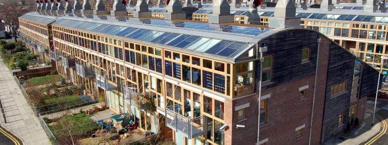 Solpanel på taket i BedZED ekoby i England. Foto: Wikipedia Common, Källa: Flickr – BedZED, kredit: Tom Chance