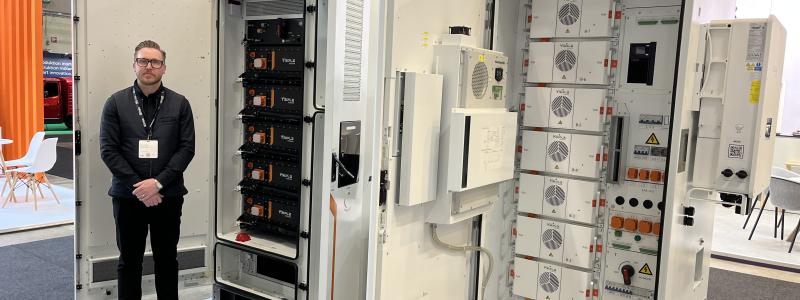 Tommy Lykke, Country Manager för Norden på Solax Power, visade företagets två nya energilagringskabinett TRENE (till vänster) och AELIO (till höger) på solenergimässan Elmia Solar