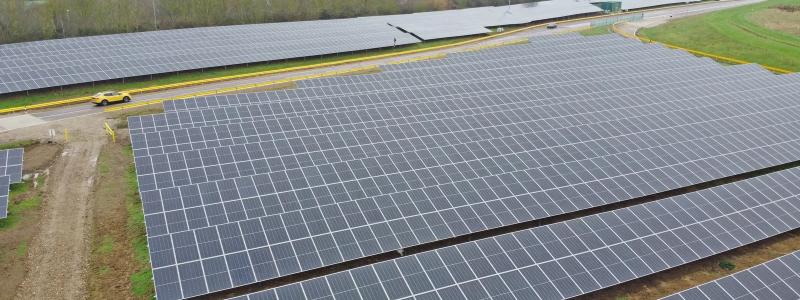 Solnet Group har tillsammans med Onsite Energy färdigställt en solkraftsanläggning på 5,1 megawatt för en global fordonstillverkare i Storbritannien. Foto: Solnet Group