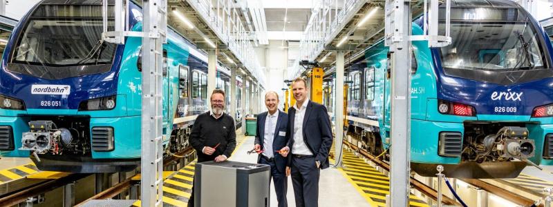FLIRT Akku-tåget är den batteridrivna versionen av FLIRT-serien från Stadler. Schleswig-Holsteins kollektivtrafikförbund (NAH.SH) beställde 55 tvåbils FLIRT Akku-tåg på uppdrag av delstaten Schleswig-Holstein i juli 2019 som en del av ett innovationspartnerskap. De batteridrivna multipelenheterna har varit i reguljär trafik sedan oktober 2023 som världens första batterielektriska tågflotta. Foto: Stadler
