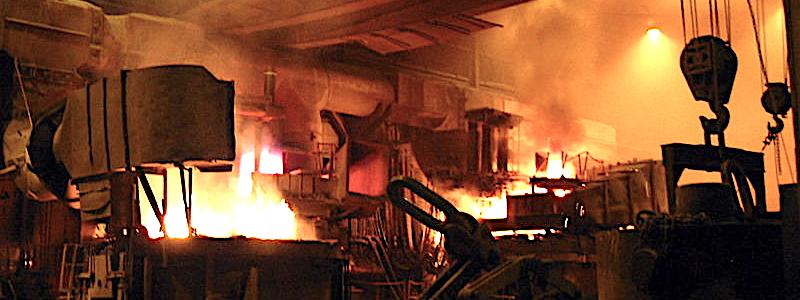 Stålfabrik med två ljusbågsugnar. Foto: Wikipedia Commons Lic. Kredit: Payton Chung,