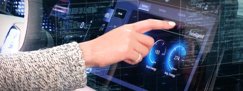 Stellantis smarta instrumentbräda för elbilar. Den amerikanska biltillverkaren Ford meddelade nyligen att de slopar planerna på att producera en ny eldriven SUV, med hänvisning till en mättad marknad och svag konsumentefterfrågan. I juni hotade även Stellantis, som bildades genom sammanslagningen av Fiat Chrysler och PSA (som äger bland annat Peugeot, Citroën och Opel), att stänga sina fabriker i Ellesmere Port och Luton på grund av brittiska regeringens kvoter för nollutsläppsfordon. Foto: Stellantis
