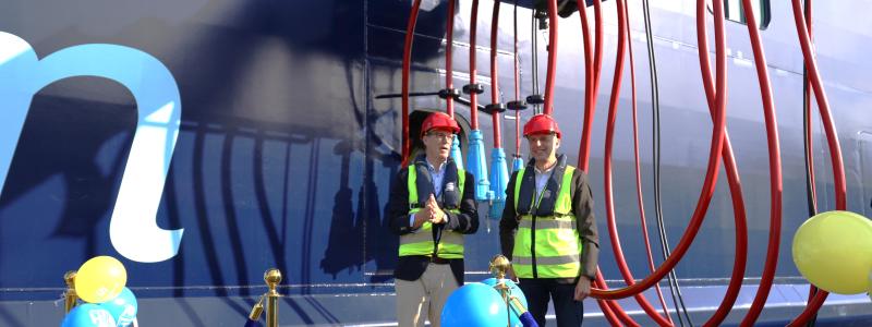 Tal framför elanslutningen. Stefan Scheja, marknadsansvarig färjor & kryssningtrafik och Jens Holm (V), styrelseordförande Stockholms Hamn. Foto: Byline: Stockholms Hamnar/Ports of Stockholm