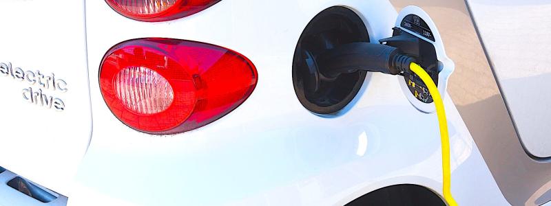 Flera tillverkare har nu skjutit upp lanseringar av nya elbilsmodeller eller minskat produktionstakten. Samtidigt satsar vissa bolag mer på hybrider och effektiva förbränningsmotorer, som i dagsläget ofta ger bättre marginaler. Foto: Creative Commons Lic. Kredit: Stux