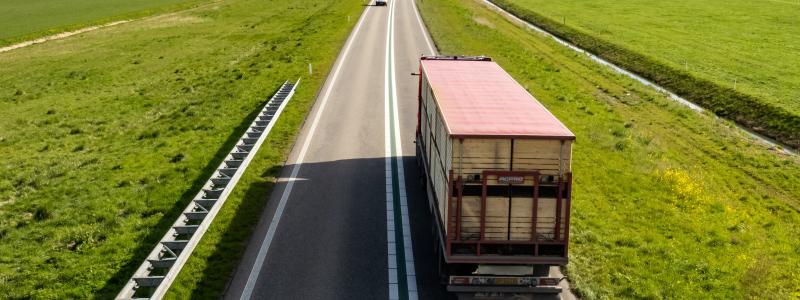 Transportsektorn utgör en väsentlig del av omställningen. För närvarande står transporterna på väg, järnväg, till sjöss och i luften för ungefär en tredjedel av Sveriges koldioxidutsläpp. Foto: sven brandsma/unsplash