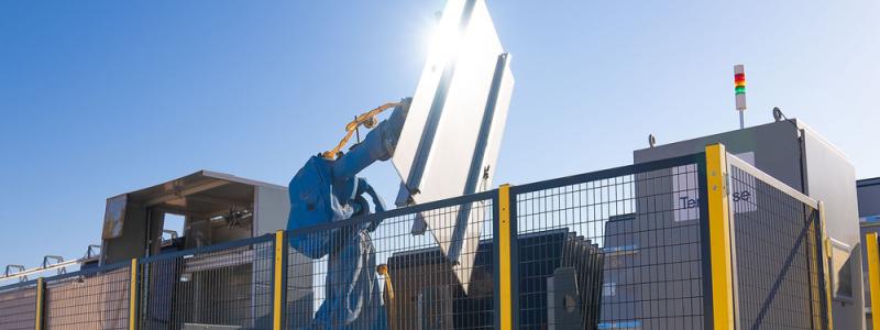 Terabase innovation Terafab effektiviserar byggandet av solkraftverk med en modern fabriksmetod. Det är världens första automatiserade, robotassisterade och digitala fältfabrik för konstruktion av solkraftverk. Enligt Terabase förbättras effektiviteten också genom hög genomströmning, dygnet runt-drift och modularitet. Därmed uppnås en fördubblad arbetskraftens produktivitet. Terafab utnyttjar sammankopplade digitala och fysiska system. Foto: Terabase