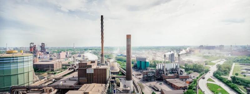 Ståljätten Thyssenkrupp har redan signalerat att de kan komma att använda naturgas i sina direktreducerade järnverk längre än planerat. Ursprungligen var målet att successivt blanda in grön vätgas från 2028 och nå hundra procent vätgas år 2037. En försening av detta kan minska den totala vätgasanvändningen och påverka möjligheten att nå EU-målet på 42 procent år 2030. Foto: Thyssenkrupp