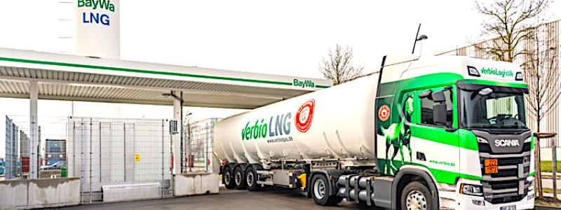 En lastbil från tyska biobränsleföretaget Verbio Bio levererar LNG till en av BayWas anläggningar. BayWa erbjuder bränslet från Verbio på elva stationer. Foto: Verbio SE