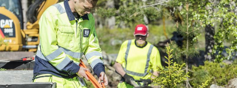 Medarbetare från Umeå Energi och Umeå Entreprenad samarbetar i samband med grävning. Foto: Umeå Energi
