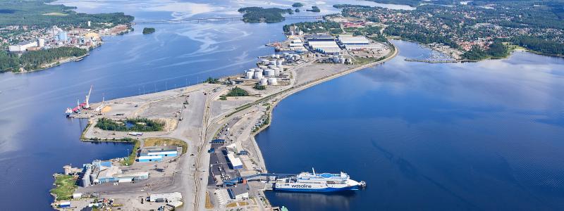 Projektet Blue Supply Chains undersöker möjligheten att erbjuda fossilfria bunkringsbränslen och elladdning i svenska hamnar. Foto från Umeå Hamn, foto: Lars Lindh.