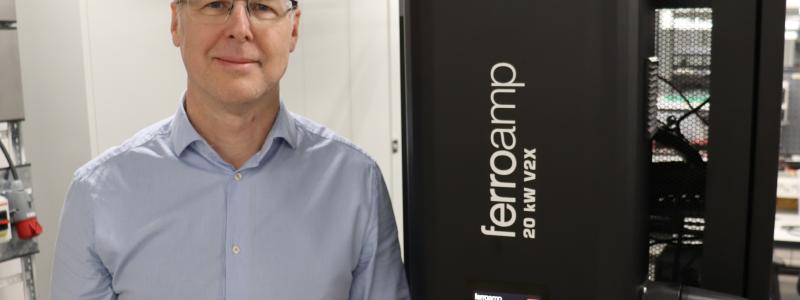 Björn Jernström, CTO och grundare av Ferroamp, tillsammans med V2G-laddaren som nu ska börja fälttestas. Foto: Ferroamp