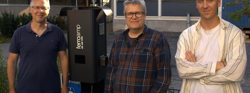 Björn Jernström, Ferroamp; Samuli Ranta, Åbo Universitet och Eero Ojala, eParking, tillsammans med Ferroamps V2G-laddare. Pressbild: Ferroamps