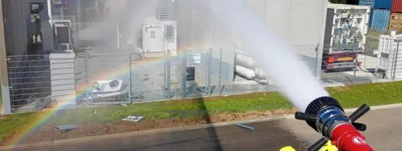 Den lokala brandkåren sprutar vatten på brandhärden vid vätgastankstationen i Gersthofen i Bayern. Denna helt ny vätgastankstation i södra Tyskland fick omfattande skador efter att en explosion orsakade brand vid anläggningen, enligt lokal polis.
Stationen, som ligger i det så kallade ”godsbyn” i Augsburg – ett område med många transport- och logistikföretag, hade bara varit öppen i en vecka. Den drevs av det tyska företaget Tyczka Hydrogen och var bolagets första vätgastankstation. Foto: Gersthofen Fire Brigade