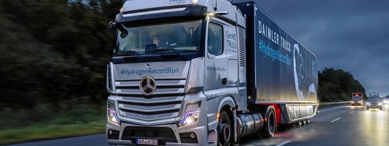 Daimler Truck, majoritetsägt av Mercedes-Benz Group, presenterade en prototyp av sin GenH2-lastbil för flytande vätgas nyligen, tillsammans med en tankstation för flytande vätgas i Wörth am Rhein, byggd i samarbete med Air Liquide. Bild: Mercedes-Benz Group