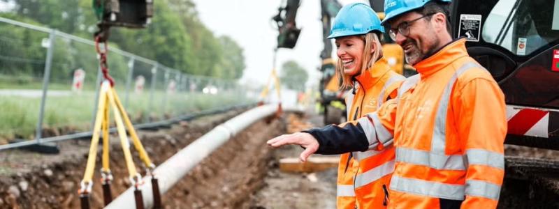 Julie Bürkle-Weiss och projektledaren H. Wölfle övervakar den första vätgasledningen som anläggs i södra Tyskland.
Foto: Badenova Netze