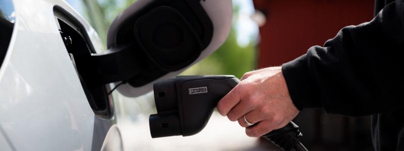 Dubbelriktad laddning (V2H/V2G) innebär att bilens batteri kan lagra energi när elen är billig och sedan utnyttja den för bostaden när priset är högt – eller skicka den tillbaka ut på elnätet. Foto: Volkswagen