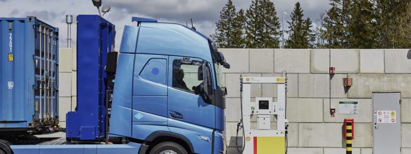 Förra året presenterade Volvo Lastvagnar för första gången sina elbilar med bränsleceller. Dessa utsläppsfria lastbilar använder vätgas för att generera sin egen el i fordonet, så de är lämpliga för längre transportuppgifter. Foto: Volvo Trucks