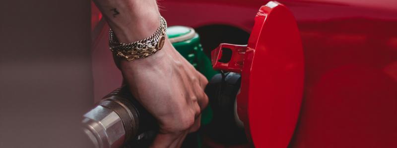 Man som tankar bil. Foto: Wassim Chouak / Unsplash