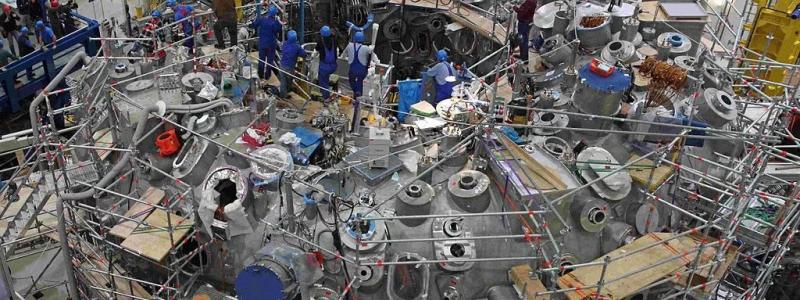 Symbolbild. Konstruktion av Wendelstein 7-X- fusionsreactor-Foto: Max-Planck-Institut för Plasmaphysik, Kredit: Tino Schulz / Wendelstein 7-X Torushall-2011 / CC BY-SA 3.0 CC BY-SA (utdrag)