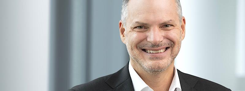 Thyssenkrupp Nuceras VD Werner Ponikwar menar att det är en missuppfattning att två olika typer av elektrolysörer nödvändigtvis innebär dubbla uppsättningar av kringutrustning, vilket annars kan driva upp kostnaderna. Foto: Thyssenkrupp Nucera