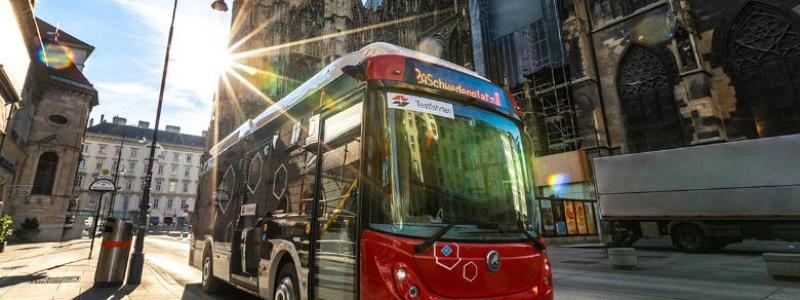 Batteri-vätgasbuss från Rampini i testdrift framför Stephansdomen i Wien. Den slutgiltiga färg-layouten kommer att skilja sig från denna. Foto: Wiener Linien. Kredit: Robert Peres