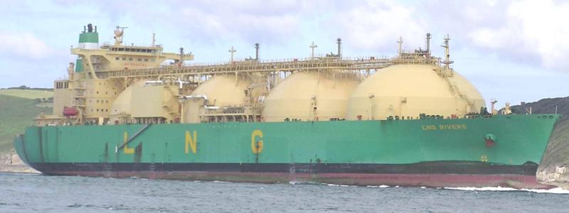 Tankbåt, LNG Rivers, specialbyggd för att transportera LNG, flytande naturgas över världshaven. Fartyget här på bilden har en kapacitet av 135 000 kubikmeter gas. Nu håller Kina på att ta kontroll över LNG-marknaden i ett läge när konkurrensen om den flytande gasen hårdnar alltmer på världsmarknaden.
Foto Wikimedia Commons