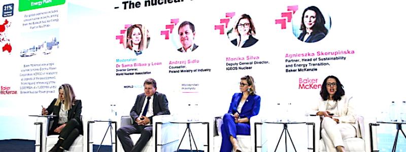 Paneldebatt vid senaste World Nuclear Supply Chain Conference i Warszawa.
-  Vi börjar vår kärnkraftsresa, men inte från noll. Vi har ännu ingen kärnkraft i vår energimix, men vi har många erfarna företag tack vare exportprojekt och internationellt samarbete, sade Andrzej Sidlo vid Polens näringsdepartement under konferensen i Warszawa. Foto: World Nuclear Association