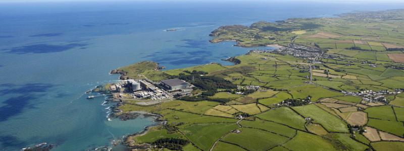 Wylfa-området på ön Anglesey i norra Wales, där nya SMR-reaktorer planeras.
Foto: Arup / pressbild.