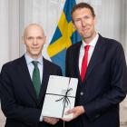 Finansmarknadsminister Niklas Wykman och Jacob Stedman, VD för Blykalla FotoOlleFriman. Pressbild: Blykalla