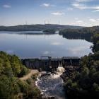 Ätraforsdammen i Ätran. En tidigare älvsträcka har förvandlats till ett lugnflytande, sjölikt system. Samtidigt hindras fiskens vandring i vattendraget. Foto: Duncan Philpott