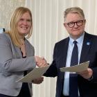 Annsofie Thuresson, kommunstyrelsens ordförande och Göran Engberg, vd för Nordic Nuclear Energy AB. Pressbild: Kävlinge kommun