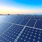 Projektet beräknas kunna skapa närmare 1 000 arbetstillfällen inom tillverkning och forskning. Samtidigt sker satsningen på en global solmarknad som redan präglas av överkapacitet, pressade priser och hård konkurrens från asiatiska tillverkare, särskilt från Kina. Foto: Symbolbild: Awendio