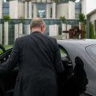 Merz meddelade att han reser snart till Bryssel för att argumentera för Tysklands nya linje. Men där väntar motstånd – flera EU-länder och parlamentariker har redan markerat att de inte vill se någon urvattning av 2035-beslutet. AI-genererad bild. Ej ett fotografi.
Upphovsrätt © Conventus