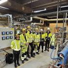 Att installera ett nytt automatiskt system för mätning av vatten- och ångcykeln på Umeå Energis kraftvärmeverk Dåva 1 var ett grupparbete. På bilden (från vänster): My Burman, Mikael Lundgren och Måns Kjellander från Umeå Energi, Dirk Nyrnberg, Oleinitec och Niklas Åkerström och Daniel Donnevi, MANA Projektbyrå.

Foto: Kevin Larsson/Oleinitec Nordic AB