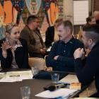 Peter Ericsson, Pajala kommun, diskuterar fjärrvärme med internationella projektpartners. Pressbild: Energikontor Norr