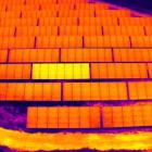 Drönare med värmekamera identifierar defekta paneler och effektiviserar underhållet av solkraftverk och gör arbetet säkrare. Foto: Enersense.