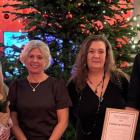 Angelica Vägermark, biträdande fastighetschef, Karin Björkman, teknisk projektledare, Jeanette Nyberg, drifttekniker, och Joakim Sjödahl, energisamordnare, tog glatt emot Årets framtidspris – energieffektivisering. Pressbild: Enköpins kommun