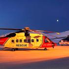 Två parkerade S-92-helikoptrar vid Bristows bas i Hammerfest, där helikoptertrafik och räddningsberedskap ska fortsätta enligt det nya avtalet. Foto: Bristow Norway