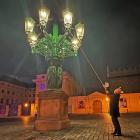 Equinors vd Anders Opedal tänder en gaslykta i Prag. Foto: Helga Hovland/©Equinor.