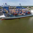 I Norrköpings hamn innebär E-MAR att fem nya landströmsanslutningar installeras. Det skapar möjlighet för fler fartyg att slå av sina dieselmotorer och därmed sänka utsläppen direkt i ett område som ligger nära stadens bebyggelse. Foto: Norrköpings hamn