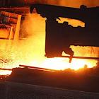 Bilden visar smält järn som produceras med FINEX-processen. Om företaget Posco (tidigare Pohang Iron and Steel Company) är ett av Sydkoreas största industriföretag och en av världens största stålproducenter. Bolaget grundades 1968 och har sitt huvudkontor i Pohang. Posco är känt för att ha utvecklat innovativa produktionsmetoder, däribland FINEX-processen, som syftar till att minska miljöpåverkan från ståltillverkning. Företaget är också aktivt inom grön omställning och har investeringar i vätgas, förnybar energi och miljövänliga material. Foto: POSCO