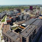 LKF:s huvudkontor och LKP:s parkeringshus Aurora på Brunnshög har ett stort antal solpaneler på taket. Nu ska el delas mellan fastigheterna genom projektet EnergyNet. Pressbild: Lunds kommun