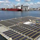 Bildtext: Flytande solpaneler installeras i det havsbaserade vindkraftverket Hollandse Kust Noord. Foto: © Oceans of Energy